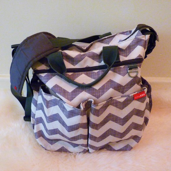Skip Hop Diaper Bag w/Shoulder Strap & TWO What to Expect Books - Picture 2 of 10
